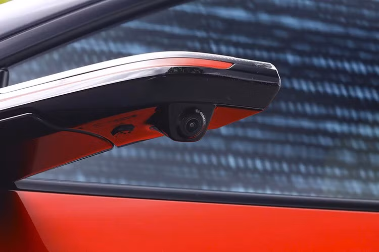 Về mặt công nghệ, EZ-60 được trang bị nhiều radar và camera để hỗ trợ người lái Cấp độ 2. Các chức năng bao gồm kiểm soát hành trình thích ứng, giữ làn đường, hỗ trợ lái xe trong cả môi trường đô thị và đường cao tốc, và đỗ xe tự động.