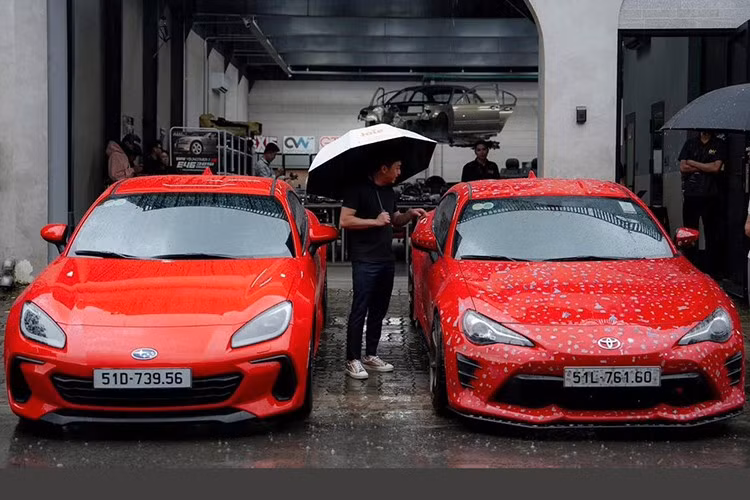 Trong loạt ảnh mới đăng tải trên trang cá nhân, tay chơi Cường Cường Đô la xuất hiện bên cạnh hai mẫu coupe thể thao đình đàm của Nhật Bản là Toyota 86 và Subaru BRZ thế hệ mới cùng "sẹc tông" màu đỏ bắt mắt.