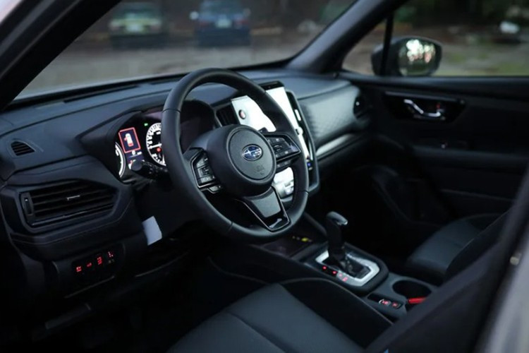 Khoang nội thất trang bị màn hình giải trí dạng tablet kích thước 11,6 inch, hỗ trợ Apple CarPlay/Android Auto không dây, đi cùng dàn âm thanh Harman Kardon cao cấp. Ghế bọc da (đen hoặc nâu), thiết kế công thái học mang lại sự thoải mái cho cả người lái và hành khách.