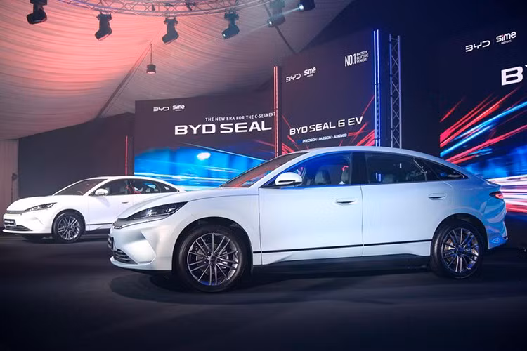 Tại thị trường Malaysia BYD Seal 6 có 2 phiên bản là Dynamic và Premium. Được phát triển dựa trên nền tảng khung gầm e-platform 3.0, BYD Seal 6 sở hữu kích thước dài x rộng x cao lần lượt 4.720 x 1.860 x 1.495 mm, chiều dài cơ sở 2.820 mm và khoảng sáng gầm 165 mm.