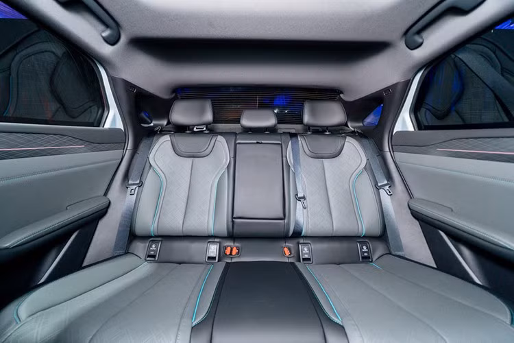 Khoang hành lý của xe có thể tích 460 lít, cộng với cốp trước 65 lít. Trang bị an toàn của xe khá đa dạng với 6 túi khí, cảm biến trước, camera 360 độ, giám sát áp suất lốp, phanh khẩn cấp tự động (AEB), hệ thống kiểm soát hành trình thích ứng, cảnh báo lệch làn đường, cảnh báo va chạm trước và đèn pha thông minh.