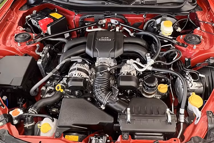 Sức mạnh truyền tới cầu sau thông qua hộp số sàn 6 cấp hoặc tự động 6 cấp, mang đến trải nghiệm lái thể thao thuần chất nhưng vẫn giữ được sự cân bằng đặc trưng của dòng xe.