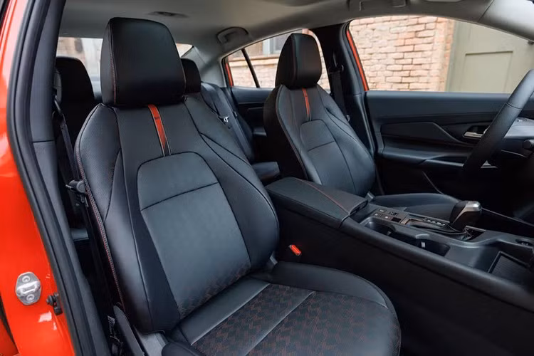 Các trang bị tiêu chuẩn gồm vô lăng có sưởi, đèn chiếu sáng xung quanh, gương chiếu hậu tự động làm mờ, cửa sổ trời chỉnh điện, bánh xe 17 inch và ghế ngồi bọc da tổng hợp chần hoạ tiết; trong khi phiên bản SR có thêm điểm nhấn màu đỏ và nút chọn chế độ lái.
