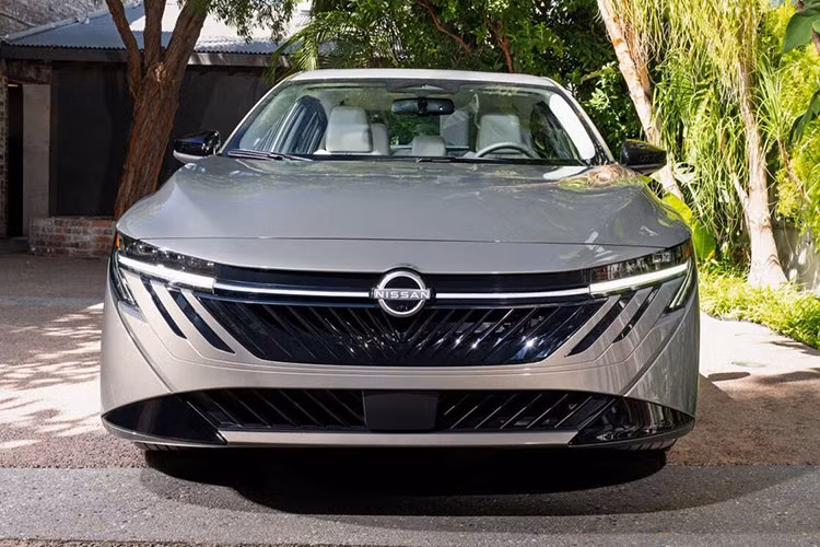 Phần đầu xe được lấy cảm hứng từ các mẫu xe như Ariya hay Murano, với lưới tản nhiệt kiểu mới V-Motion làm nổi bật bằng đèn LED mảnh và bản đen bóng (blackout) trên phiên bản thể thao SR.