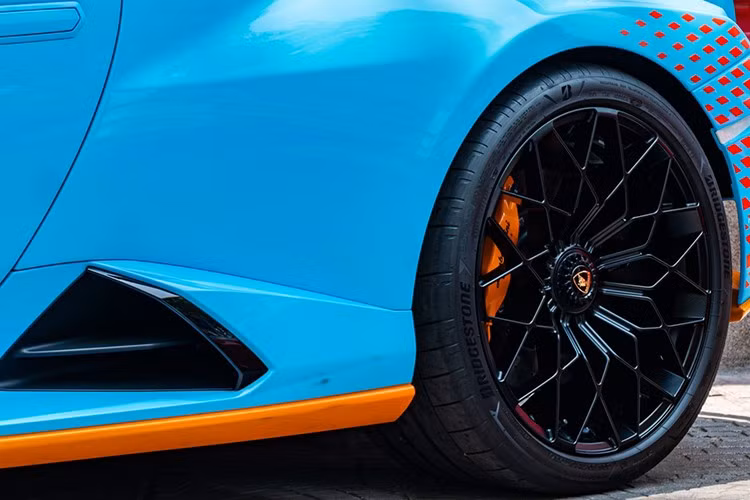 Lamborghini Huracan STO được trang bị bộ mâm đa chấu sơn màu đen dành riêng cho phiên bản này, mang kích thước 20 inch và cùm phanh mang màu cam đẹp mắt. Khác với các mẫu Huracan “tiền nhiệm”, bản STO dùng hệ thống phanh CCM-R mới của Brembo để cải thiện hiệu suất.