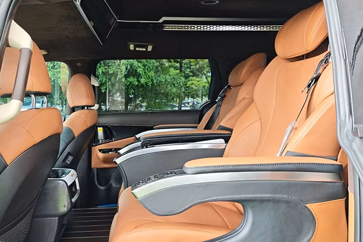 Nằm bên dưới nắp ca-pô của Kia Carnival Hi Limousine 2026 ở thị trường Hàn Quốc là 2 tùy chọn động cơ. Đầu tiên là máy xăng V6, dung tích 3.5L quen thuộc, cho công suất tối đa 290 mã lực. Thứ hai là hệ truyền động hybrid tự sạc với máy xăng tăng áp 1.6L, tạo ra công suất tối đa 242 mã lực. Đây cũng là các lựa chọn động cơ trên Kia Carnival bản thường.