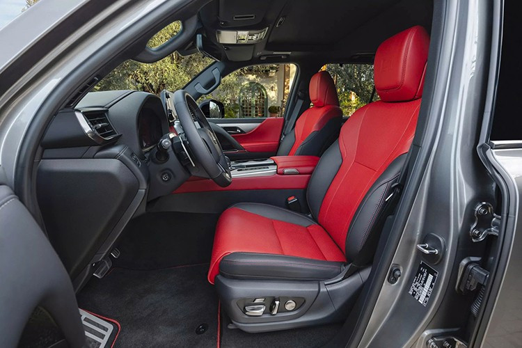 Bên cạnh đó, Lexus cũng đã tinh chỉnh giá đỡ cabin và hệ thống treo để giảm rung động tần số thấp, hướng tới sự cân bằng giữa "đặc trưng lái xe Lexus" giữa sự thoải mái êm ái và phản ứng chính xác.