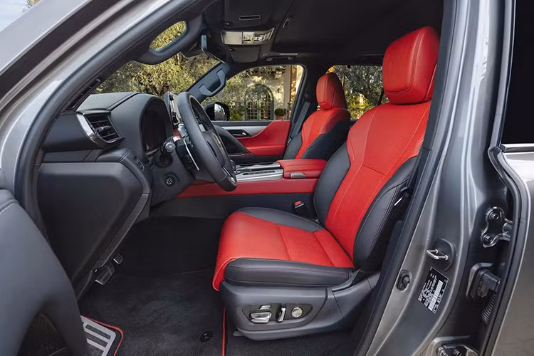 Bên cạnh đó, Lexus cũng đã tinh chỉnh giá đỡ cabin và hệ thống treo để giảm rung động tần số thấp, hướng tới sự cân bằng giữa "đặc trưng lái xe Lexus" giữa sự thoải mái êm ái và phản ứng chính xác.