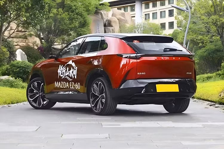 Giống như chiếc sedan EZ-6 trước đó, EZ-60 dựa trên kiến ​​trúc EPA của Changan. Về kích thước, xe có chiều dài 4.850 mm, rộng 1.935 mm và cao 1.620 mm, với chiều dài cơ sở 2.902 mm.