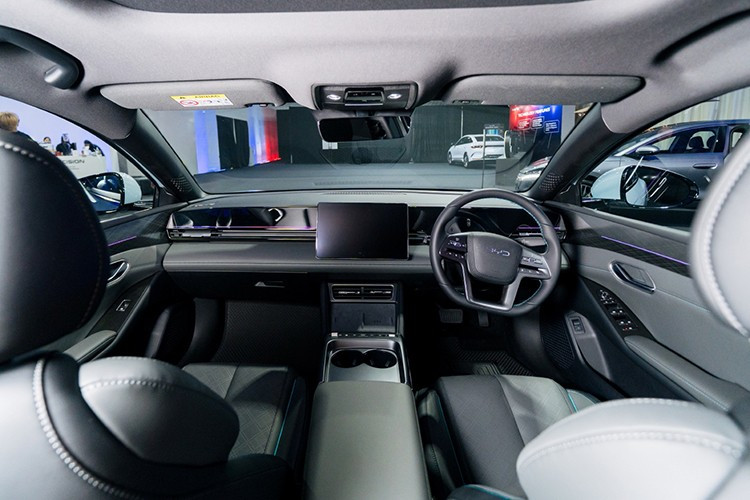 Nhờ chiều dài cơ sở lớn nên BYD Seal 6 được trang bị nội thất rộng rãi. Bước vào bên trong mẫu xe này, khách hàng Malaysia sẽ bắt gặp không gian nội thất có thiết kế tối giản với tông màu đen - xám.