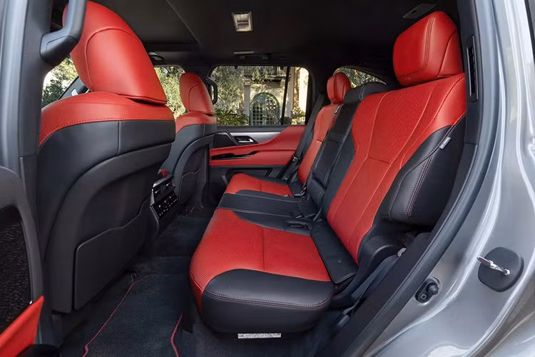 Bên dưới nắp ca-pô, người mua vẫn cảm nhận được 2 cá tính riêng biệt. LX 600 sở hữu động cơ xăng V6 tăng áp kép 3,4 lít, cho công suất 409 mã lực và mô-men xoắn 479 pound-feet. Phiên bản hybrid LX 700h có công suất lên đến 457 mã lực và mô-men xoắn 583 pound-feet, kết hợp với mức tiêu thụ nhiên liệu kết hợp 20 mpg theo ước tính của EPA.