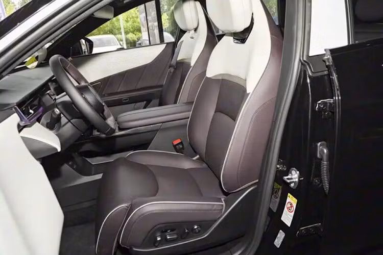 Các trang bị bổ sung bao gồm vô lăng đáy phẳng hai chấu kép, sạc không dây và hệ thống âm thanh cao cấp 23 loa hỗ trợ Dolby Atmos. Ghế ngồi được thiết kế với ghế trước không trọng lực, có chức năng sưởi ấm, thông gió, massage và nhiều chế độ chỉnh điện. Hàng ghế thứ hai có thiết kế gập 4/6.