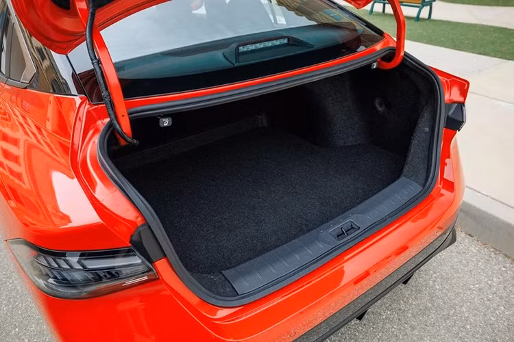 Khối động cơ sản sinh công suất chỉ 149 mã lực (151PS) và mô-men xoắn cực đại 198Nm, dẫn động cầu trước thông qua hộp số vô cấp điện tử Xtronic CVT.