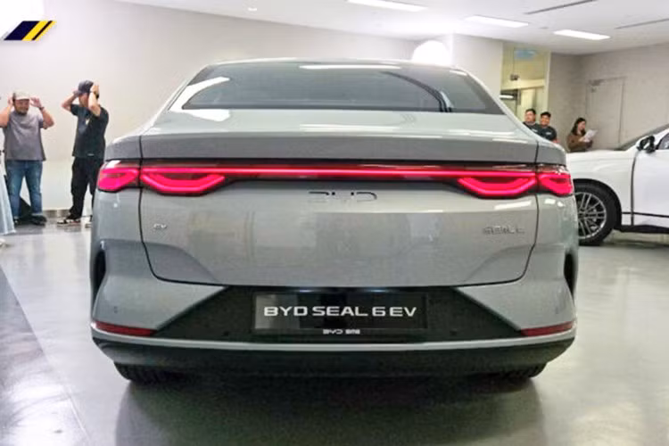 Mức giá xe BYD Seal Dynamic và Premium bán ra tại thị trường Malaysia từ 100.000 - 115.800 RM (khoảng 630 - 753 triệu đồng). So với Seal vốn có giá từ 171.800 – 191.800 RM ở Malaysia, BYD Seal 6 rẻ hơn đáng kể.