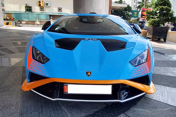 Chiếc Lamborghini Huracan STO hàng hiếm này thuộc sở hữu của 1 doanh nhân Vũng Tàu, TP.HCM. Đây hiện là xe duy nhất xuất hiện ở Việt Nam, khá thú vị là nó được nhập khẩu không chính hãng.