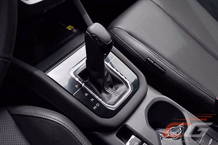 Mẫu xe SUV Forester e-Boxer Hybrid 2026 nhà Subaru có khả năng chạy hoàn toàn bằng điện trong phạm vi nhất định và tích hợp tính năng phanh tái tạo năng lượng.