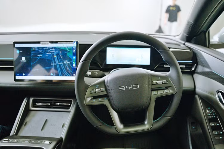 Tại Malaysia, xe sở hữu những trang bị đáng chú ý như vô lăng 3 chấu, bảng đồng hồ kỹ thuật số 8,8 inch, màn hình thông tin giải trí 12,8 inch nằm ngang, hỗ trợ kết nối Apple CarPlay/Android Auto không dây và ghế bọc giả da sinh thái, ghế trước ôm sát người ngồi và hàng ghế sau với tựa lưng nghiêng thoải mái hơn.