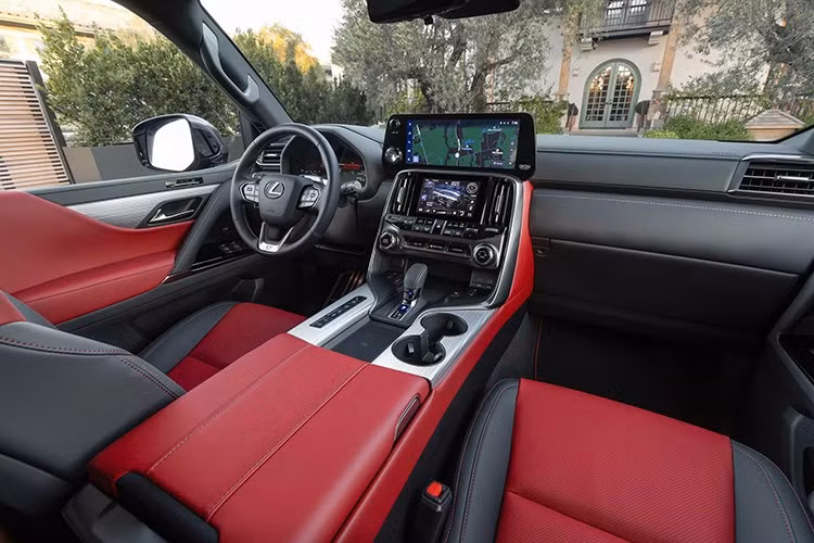 Cả LX 600 và LX 700h đều sử dụng nền tảng GA-F, xuất hiện lần đầu tiên vào năm 2022. Sự kết hợp giữa khung cứng, hệ thống treo trước xương đòn kép và hệ thống treo sau đa liên kết giúp xe có thể thoải mái leo dốc hoặc di chuyển trên đường cao tốc.