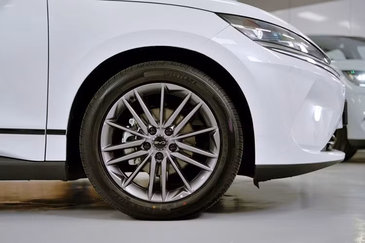 Phiên bản Premium cao cấp của BYD Seal khác biệt so với bản Dynamic tiêu chuẩn nhờ dải LED phía trước, cửa sổ trời toàn cảnh có thể đóng/mở và mâm 18 inch. Xe có 3 màu sắc ngoại thất là trắng Arctic White, xám Harbour Grey và xanh dương Misty Blue.