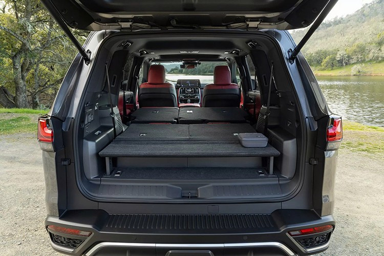 Ngoài động cơ và tùy chọn trang bị, mọi xe LX 2026 hiện đều được trang bị tiêu chuẩn hệ thống an toàn Lexus+ 3.0, bổ sung công nghệ chống va chạm thông minh hơn, hệ thống kiểm soát hành trình thích ứng với chức năng quản lý cua, hỗ trợ giữ làn đường... Về mặt thoải mái, người mua có thể lựa chọn giữa các cấu hình từ mẫu Ultra Luxury bốn chỗ ngồi sang trọng có ghế massage đến cấu hình ba hàng ghế có thể gập phẳng để chở hàng.