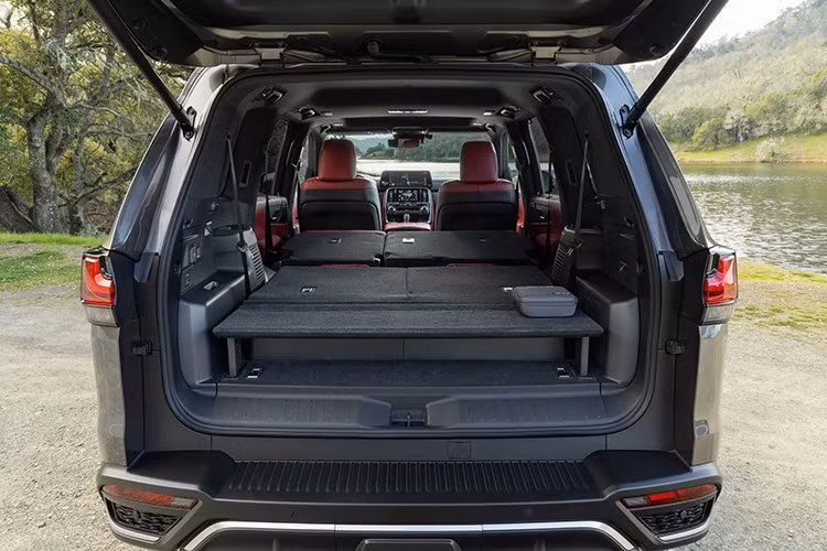 Ngoài động cơ và tùy chọn trang bị, mọi xe LX 2026 hiện đều được trang bị tiêu chuẩn hệ thống an toàn Lexus+ 3.0, bổ sung công nghệ chống va chạm thông minh hơn, hệ thống kiểm soát hành trình thích ứng với chức năng quản lý cua, hỗ trợ giữ làn đường... Về mặt thoải mái, người mua có thể lựa chọn giữa các cấu hình từ mẫu Ultra Luxury bốn chỗ ngồi sang trọng có ghế massage đến cấu hình ba hàng ghế có thể gập phẳng để chở hàng.