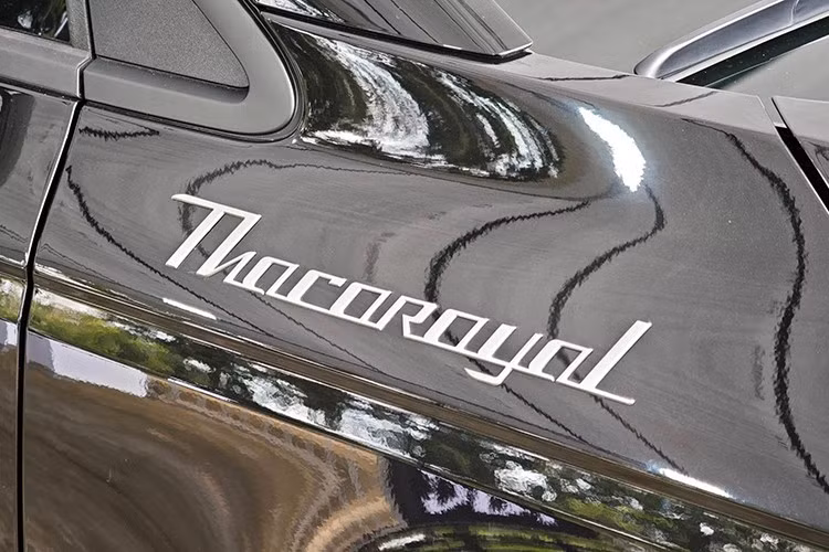 Qua hình ảnh tại sự kiện Kia Day, có thể thấy Kia Carnival Thacoroyal sở hữu thiết kế giống với Carnival Hi Limousine dành cho thị trường Hàn Quốc. Điểm nhấn của mẫu xe này chính là thiết kế "trần cao, mái thoáng" hơn so với bản thường.