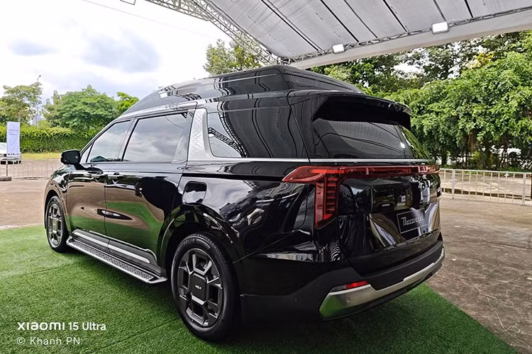 Đáng tiếc là Kia Việt Nam chỉ trưng bày mẫu xe này và không công bố thông số kỹ thuật hay giá bán cụ thể của Carnival Thacoroyal mới. Ngay cả thời điểm chính thức bày bán mẫu xe này ở thị trường Việt Nam cũng được giữ kín.