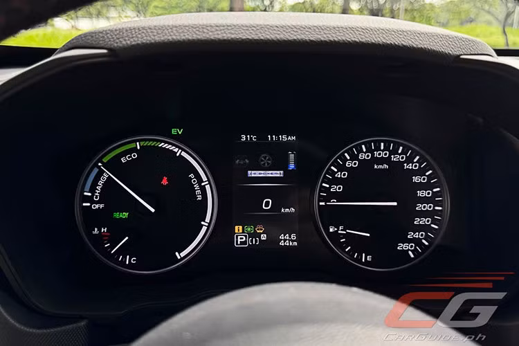 Các tiện ích khác gồm sạc không dây, bệ tỳ tay trước/sau, điều hòa tự động hai vùng có cửa gió hàng ghế sau, cốp điện rảnh tay, ghế sau gập 60:40, cổng sạc USB trước và sau.