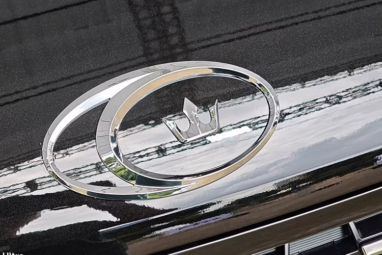 Cụ thể, Carnival Thacoroyal được trang bị phần trần nâng cao lên, trông giống hộp chứa đồ trên nóc. Phần trần được nâng cao này giúp tăng không gian bên trong xe và chứa thêm các tiện ích. Theo hãng Kia, phần trần xe này được dập thép để tối ưu tính khí động lực học.