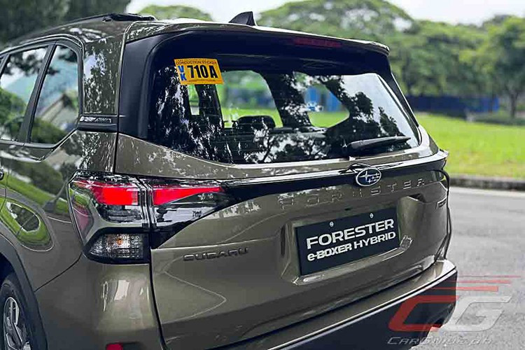 Các chi tiết nổi bật khác ở ngoại thất như như nắp móc kéo, cánh gió duôi phía sau, tấm bảo vệ gầm và giá nóc tiêu chuẩn chịu tải trọng tĩnh lên đến 362 kg.