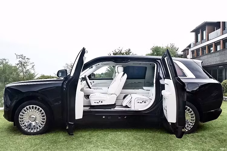 Theo trang tin Autohome, mẫu xe chưa có tên này sở hữu chiều dài nội thất tới 3,7 m. Trong khi đó, ghế sau mang phong cách ghế của khoang hạng nhất máy bay có thể ngả tới 145 độ và đi kèm khoảng duỗi chân lên đến 1,2 m.