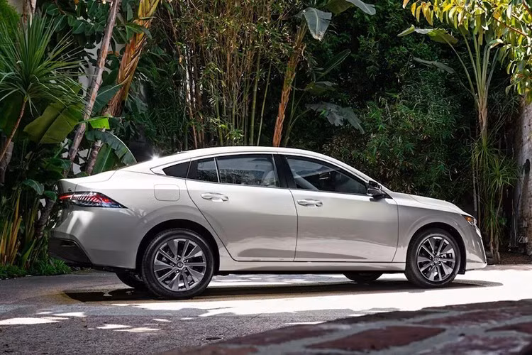 Thân xe Nissan Sentra 2026 được tinh chỉnh để dáng xe trông thấp hơn với đường viền thân xe gọn hơn, trụ C (C-pillar) được làm mềm mại, đuôi xe có thanh đèn hậu kéo rộng full-width tạo hiệu ứng hiện đại hơn.