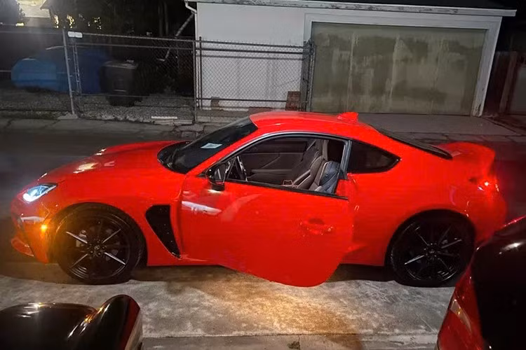 Hiện trong garage của doanh nhân Quốc Cường có sự góp mặt của nhiều mẫu xe đình đám như Ferrari SF90 Stradale, Porsche 911 Sport Classic, Bentley Continental GT V8 Legendary Edition, Range Rover SE, Mercedes-Maybach S 450…