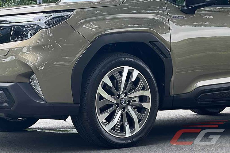 Ngoài ra, xe còn được trang bị mâm hợp kim 19 inch dạng 5 chấu kép, cửa sổ trời toàn cảnh, trụ A và D sơn đen tạo hiệu ứng “mái nổi”. Dưới gầm xe có lò xo và bộ giảm chấn dài hơn, tăng khoảng sáng gầm lên 236mm, cao hơn mức 233 mm của thế hệ trước.