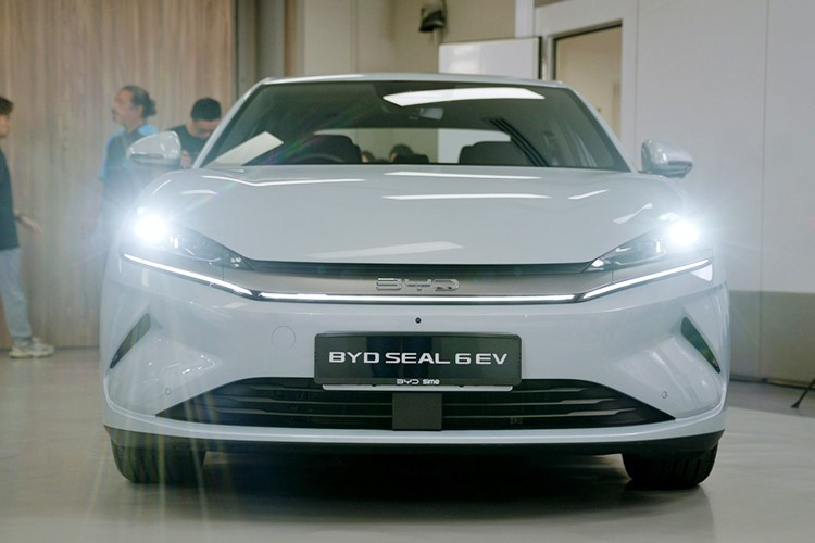 Hai con số tương ứng của bản Premium là 218 mã lực và 330 Nm. Bản Premium có thể tăng tốc từ 0-100 km/h trong 7,5 giây và đạt tốc độ tối đa 180 km/h. BYD Seal 6 sở hữu phạm vi hoạt động 485 km theo tiêu chuẩn NEDC. Với bộ sạc chậm nhanh DC 100 kW, xe có thể sạc pin từ 30% lên 80% trong 23 phút. Sạc chậm AC Type 2 có công suất tối đa 6,67 kW. Xe cũng có tính năng cấp điện cho thiết bị ngoài xe với công suất sạc 3,7 kW.