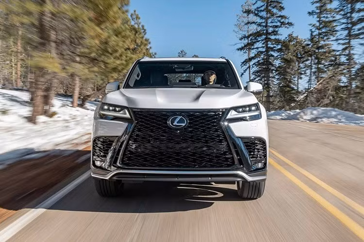 Với những nét thiết kế mới mẻ, tùy chọn Overtrail mạnh mẽ hơn và hệ thống hybrid được thiết kế để vừa hiệu quả vừa phiêu lưu, Lexus LX 2026 tiếp tục chứng minh rằng sự sang trọng hàng đầu không chỉ giới hạn ở đường phố thành phố mà còn phù hợp với địa hình gồ ghề.