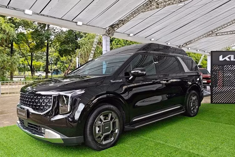 Khi bán ra tại Việt Nam, Kia Carnival Thacoroyal sẽ là phiên bản cao cấp nhất của dòng MPV cỡ lớn này và dự kiến có giá không rẻ. Trước đây, Kia Carnival Thacoroyal từng được bán tại Việt Nam với giá lên đến 2,679 tỷ đồng với bản 4 chỗ cao cấp nhất.