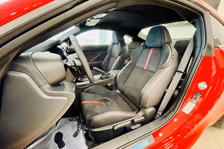 Dù là một chiếc xe thể thao, Subaru vẫn không quên trang bị cho BRZ hệ thống an toàn EyeSight với các tính năng như phanh tự động, ga tự động thích ứng, cảnh báo chuyển làn... Một số tính năng khác đáng chú ý gồm đèn pha liếc theo góc lái, cảnh báo điểm mù…