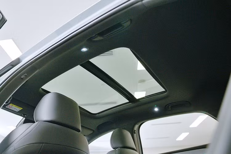 Ở bản Dynamic, xe sở hữu ghế lái chỉnh điện 6 hướng, ghế phụ lái chỉnh tay và hệ thống âm thanh 6 loa. Trong khi đó, bản Premium có trang bị tốt hơn với ghế lái 8 hướng, ghế phụ chỉnh điện 4 hướng, ghế trước làm mát, hệ thống âm thanh 8 loa, cửa sổ trời toàn cảnh và đèn viền nội thất.