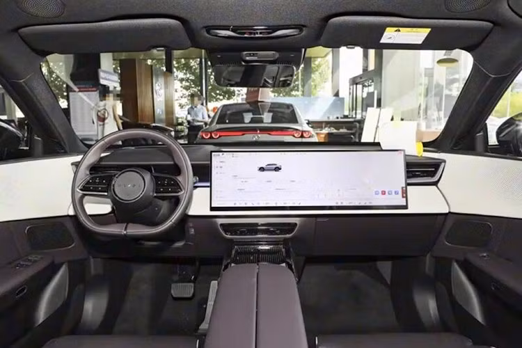 Khoang lái được thiết kế bao quanh và tích hợp các yếu tố công nghệ tiên tiến. Màn hình nổi 5K 26,45 inch đóng vai trò là giao diện điều khiển trung tâm, kết hợp với bộ xử lý 4nm. Màn hình hiển thị thông tin trên kính chắn gió AR 50 inch là trang bị tiêu chuẩn, và có thể nâng cấp lên màn hình HUD 3D 100 inch.