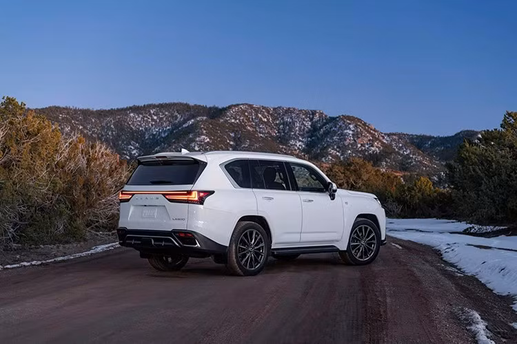 Giá bán LX 2026 xuất xưởng từ nhà máy Toyota Auto Body Yoshiwara, khởi điểm từ 107.950 USD (khoảng 2,82 tỷ đồng), bao gồm cả phí vận chuyển. Con số này khẳng định sứ mệnh của LX: trở thành chiếc Lexus đỉnh cao, một chiếc xe thoải mái cho cả việc di chuyển đến các buổi tiệc tùng hay chinh phục những cung đường đồng quê.