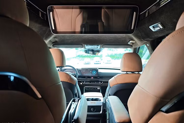 Những trang bị đáng chú ý khác của xe gồm có bảng đồng hồ kỹ thuật số và màn hình cảm ứng trung tâm 12,3 inch, sạc không dây, núm xoay chuyển số, hệ thống âm thanh Bose và màn hình 21,5 inch gắn trần với giao diện đồ họa mới. Tuy nhiên, xe ở Việt Nam vẫn dùng vô lăng tròn với thiết kế 3 chấu thay vì loại mới dùng chung với các mẫu ô tô điện của Kia.