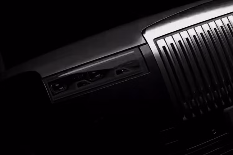 Những bức ảnh thực tế còn cho thấy ngay cả tỷ lệ tổng thể của Rolls-Royce Cullinan cũng bị sao chép. Kung kính dựng đứng, viền cửa sổ mạ crôm dày ở cột D và bộ mâm đa chấu bóng loáng cỡ lớn, tất cả đều "tố cáo" việc hãng Dreame nhái Rolls-Royce.