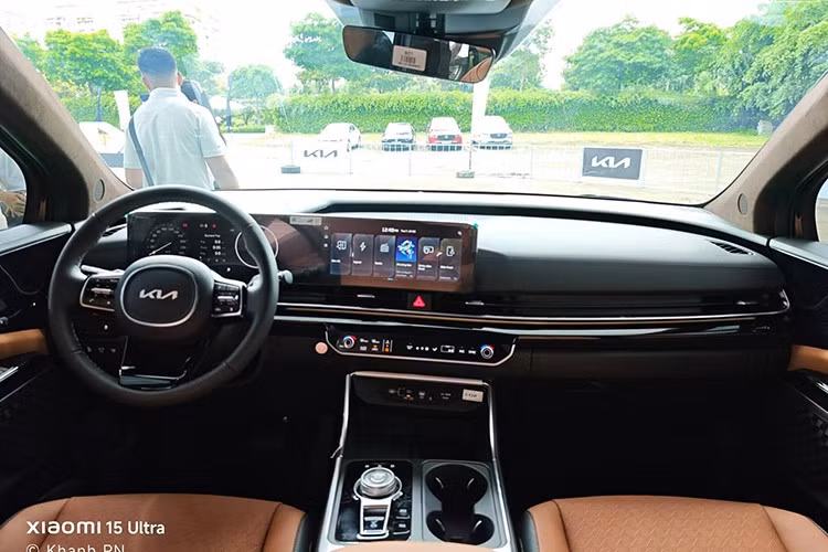 Ở thị trường Hàn Quốc, Kia Carnival Hi Limousine 2026 có 3 cấu hình nội thất 4 chỗ, 7 chỗ và 9 chỗ ngồi với 2 hoặc 3 hàng ghế. Trong khi đó, Kia Carnival Thacoroyal trưng bày ở Việt Nam sở hữu nội thất 7 chỗ với 2 ghế thương gia ở hàng ghế giữa.