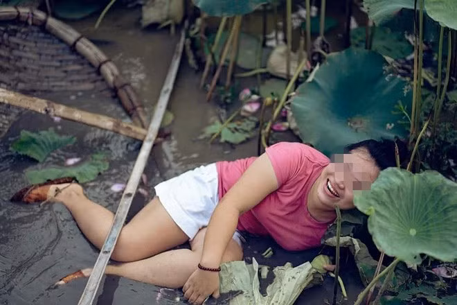 Trước đó không ít lần hội chị em gặp nạn khi mải mê chụp ảnh tại hồ sen được chia sẻ trên mạng xã hội.