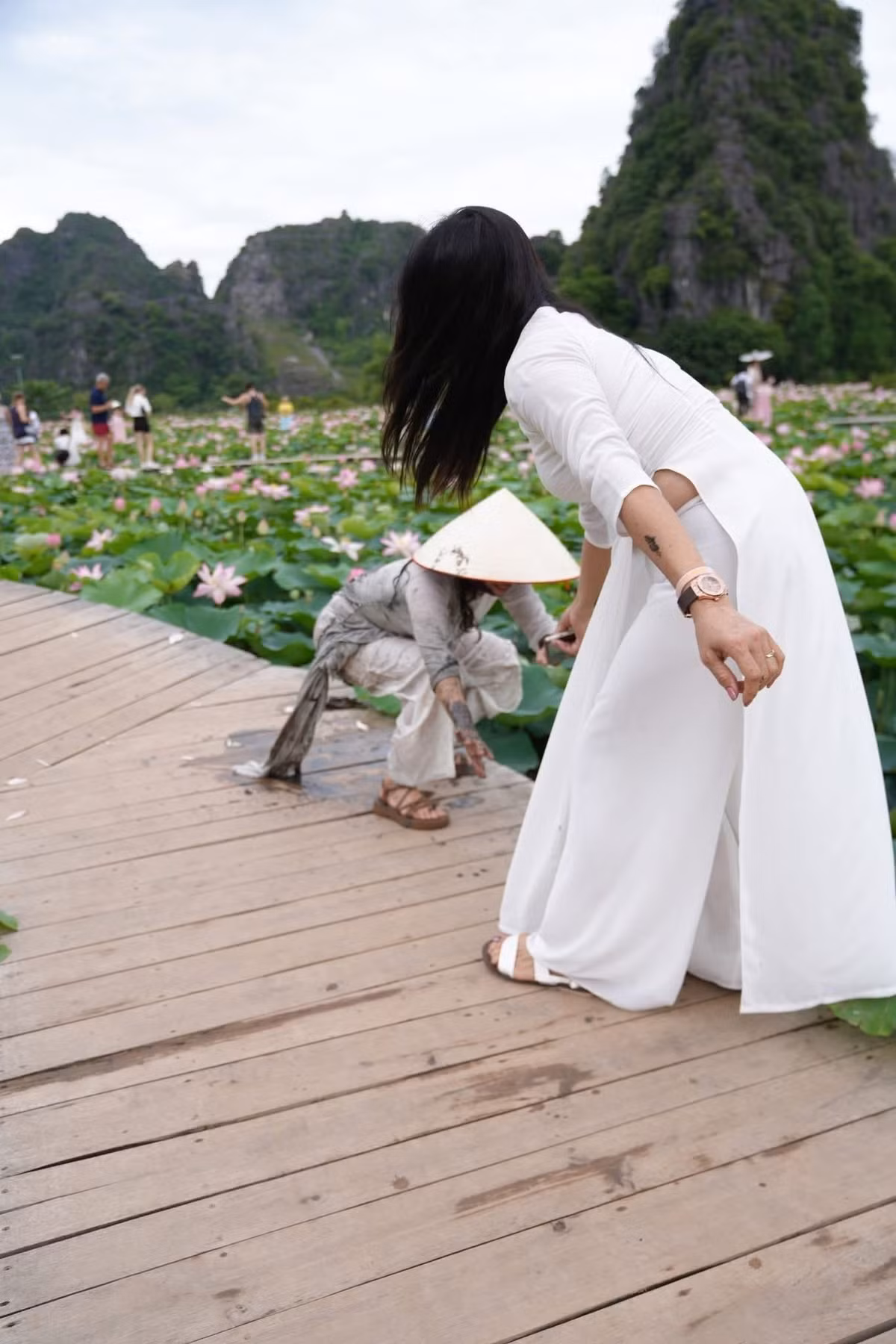 Bị ngã xuống nước là trường hợp khá phổ biến mẫu và thợ gặp phải khi chụp ảnh sen.