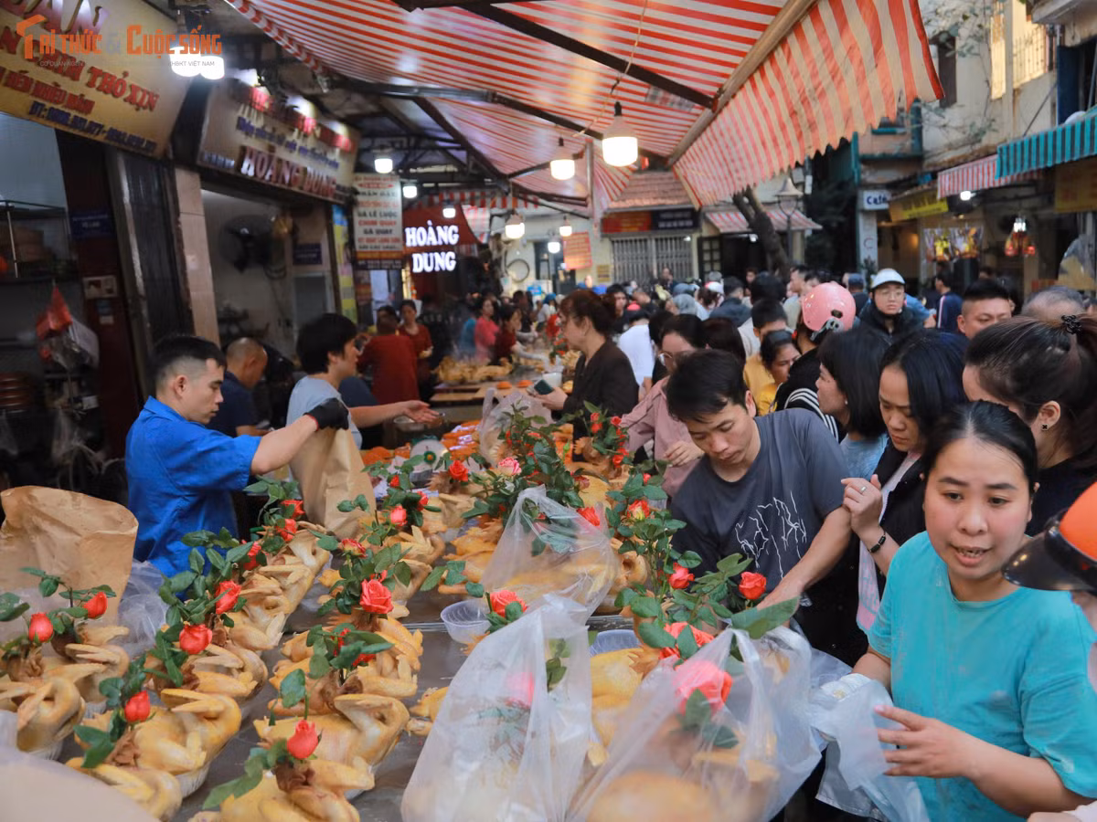 Bà Lê Thị Ngọc (trú tại Đống Đa, Hà Nội) chia sẻ: “Năm nào cũng vậy, tôi cùng gia đình dậy sớm đi mua gà ngậm bông hồng và các món ăn chuẩn bị cho mâm cúng tất niên. Dù giá hơi cao so với mọi năm, nhưng chất lượng gà ở đây đảm bảo, da vàng đẹp, mùi thơm và khi bày lên bàn thờ trông rất trang trọng”.