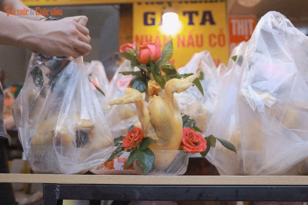 Theo ghi nhận, ngoài gà ngậm hoa hồng, nhiều mặt hàng khác như xôi gấc, xôi ngũ sắc, chim quay, giò chả… cũng được bày bán rộng rãi, phục vụ nhu cầu mua sắm của người dân đi chợ Tết. Những đồ lễ này không chỉ tiện lợi cho người mua mà còn được trang trí cầu kỳ, đẹp mắt – phù hợp với không khí chuẩn bị đón năm mới.
