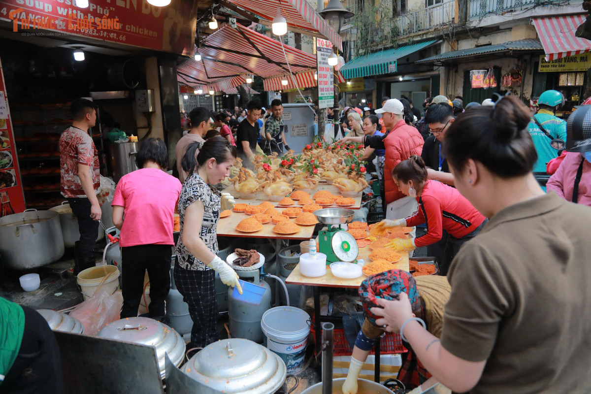 Những hình ảnh xếp hàng từ sớm, dòng người tay xách nách mang những con gà đỏ tươi, xôi gấc thơm phức… cho thấy niềm háo hức của người dân chuẩn bị đón Tết Nguyên đán mỗi năm.