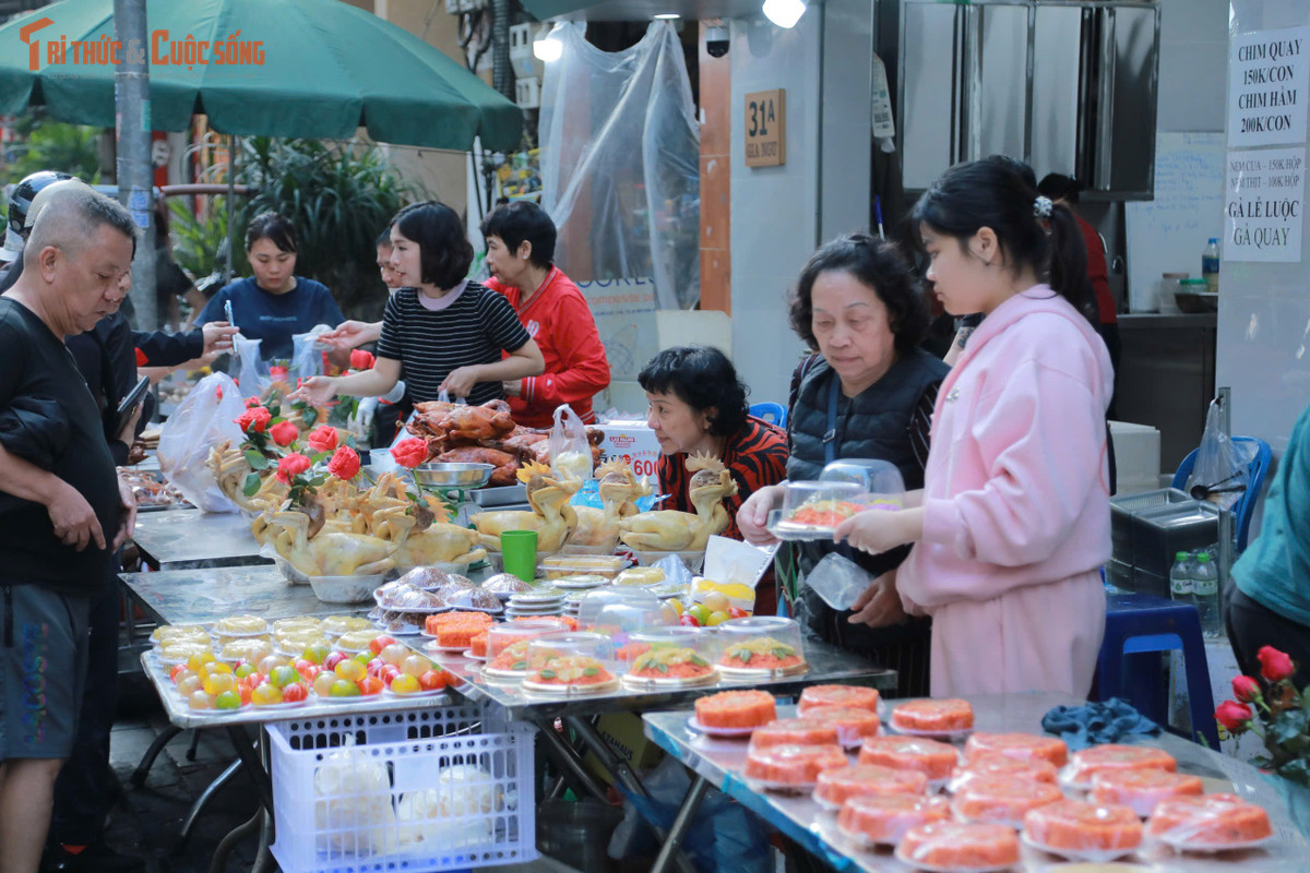 Việc người Hà Nội xếp hàng chờ mua gà lễ từ tinh mơ mỗi dịp Tết không chỉ phản ánh nhu cầu chuẩn bị lễ vật mà còn thể hiện sự gìn giữ những phong tục lâu đời trong đời sống văn hóa người Việt. Tết đến, Xuân về – những giá trị truyền thống này càng được trân trọng và lan tỏa trong cộng đồng.
